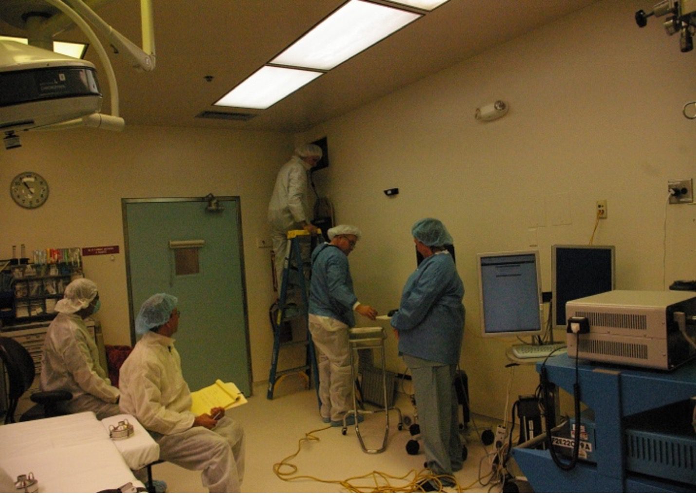 A group of doctors in the operating room.